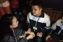 “Ca sĩ Mỹ Tâm hát cùng chàng trai khiếm thị” vào đề Văn