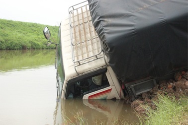 Né trạm cân, xe tải lao xuống mương