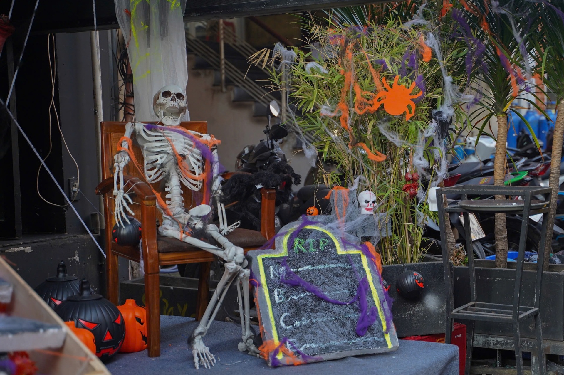 Đường phố TPHCM ngập tràn ma quỷ dịp lễ Halloween - 10 Đường phố TPHCM ngập tràn ma quỷ dịp lễ Halloween - 10