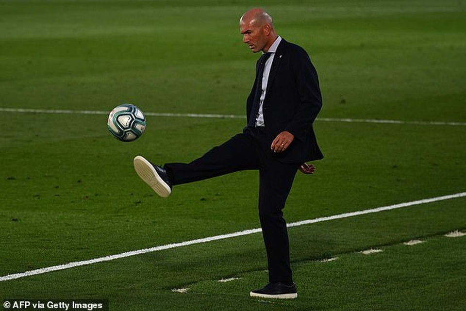 Benzema lập cú đúp, Real Madrid vô địch La Liga lần thứ 34 - 4 Benzema lập cú đúp, Real Madrid vô địch La Liga lần thứ 34 - 4