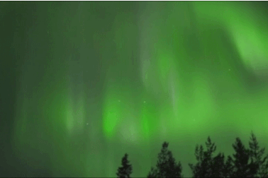 Bắc cực quang như những bóng ma màu xanh lá cây nhảy nhót trên bầu trời