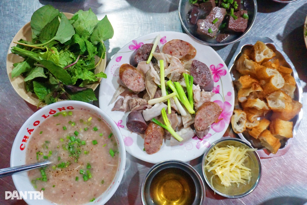 Quán cháo 34 năm tuổi ở TPHCM: Khách xếp hàng dài, đợi 30 phút mới có ăn - 4 Quán cháo 34 năm tuổi ở TPHCM: Khách xếp hàng dài, đợi 30 phút mới có ăn - 4