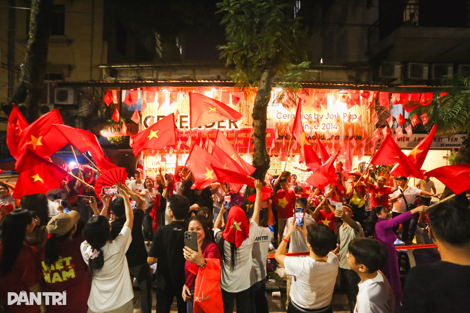Chủ nhà mở tiệc, cho người dân ngủ nhờ chờ xem diễu binh - 1 Chủ nhà mở tiệc, cho người dân ngủ nhờ chờ xem diễu binh - 1