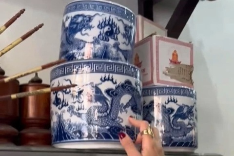 Khách Tây hỏi mua bát hương Việt Nam, nghe sự thật cả đoàn ngỡ ngàng