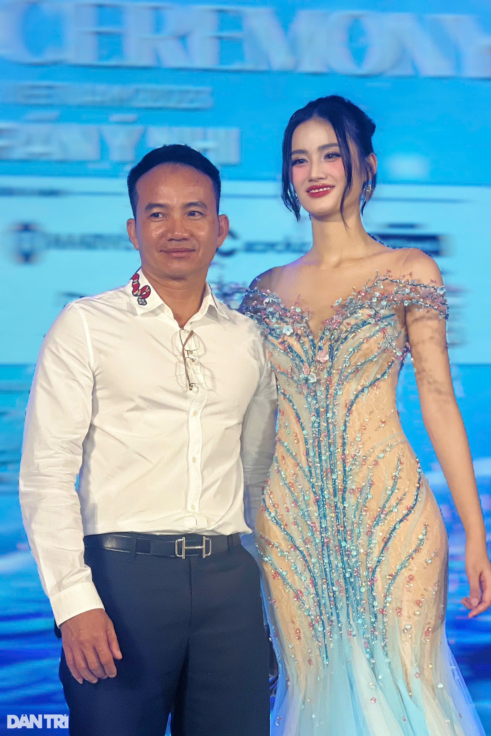 Bố ruột Hoa hậu Ý Nhi hiếm hoi xuất hiện, âm thầm ủng hộ con gái - 1