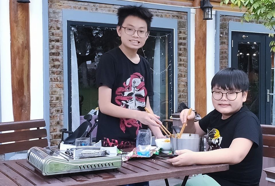 Xuân Bắc mặc “ngộp thở” như “người nhện” khi đi máy bay phòng Covid-19 - 8 Xuân Bắc mặc “ngộp thở” như “người nhện” khi đi máy bay phòng Covid-19 - 8