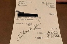 Bồi bàn ‘choáng váng’ vì được tỷ phú boa 5.000 USD