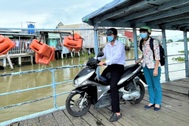 Thầy, cô băng đồng, vượt sông "ship chữ" cho học trò