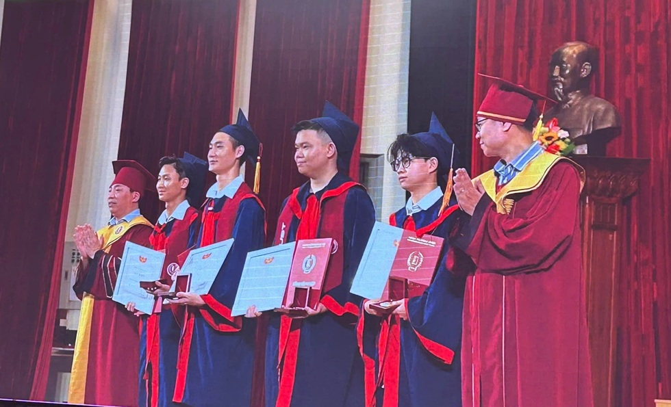 Thay bố mẹ viết giấc mơ đi học, nam sinh tốt nghiệp xuất sắc ĐH Bách khoa - 7 Thay bố mẹ viết giấc mơ đi học, nam sinh tốt nghiệp xuất sắc ĐH Bách khoa - 7