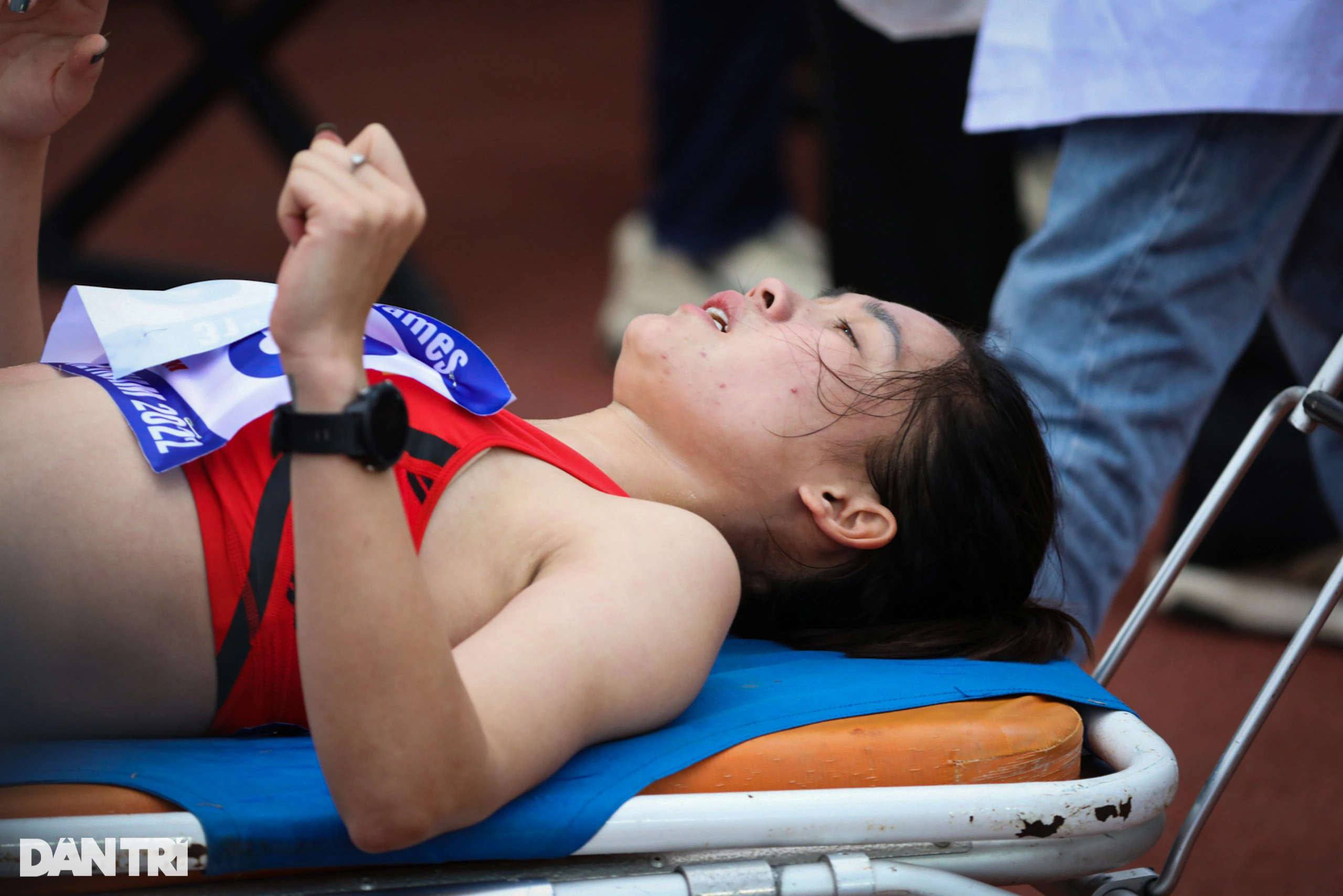 Người đẹp vô địch SEA Games phải nằm cáng rời sân thi đấu do chấn thương - 7 Người đẹp vô địch SEA Games phải nằm cáng rời sân thi đấu do chấn thương - 7