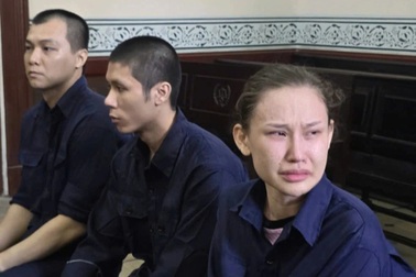 Cựu tiếp viên hàng không sa ngã, 2 đứa trẻ bơ vơ sau lỗi lầm của cha mẹ