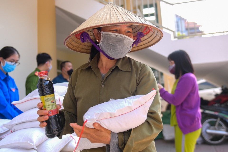 Thêm điểm phát gạo, thực phẩm miễn phí cho người khó khăn ở Hà Nội - 3 Thêm điểm phát gạo, thực phẩm miễn phí cho người khó khăn ở Hà Nội - 3