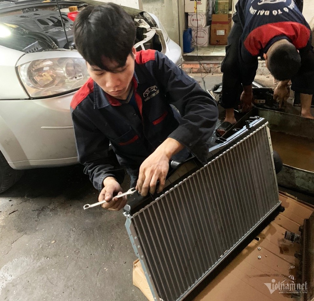 Nắng nóng kéo dài, khách xếp hàng chờ sửa điều hòa ô tô - 2 Nắng nóng kéo dài, khách xếp hàng chờ sửa điều hòa ô tô - 2
