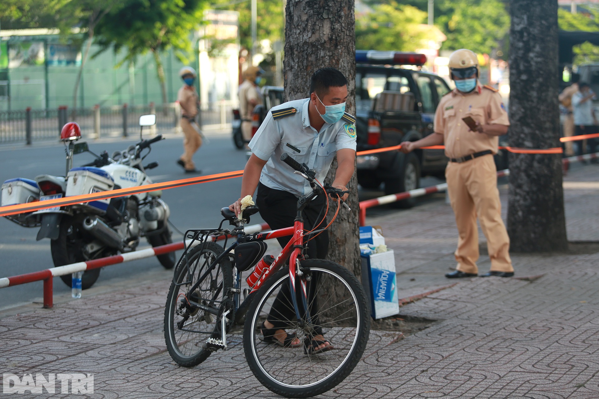 Đạp xe ra đường ở TPHCM với lý do mập mờ không thể xác thực bị phạt 2 triệu - 9 Đạp xe ra đường ở TPHCM với lý do mập mờ không thể xác thực bị phạt 2 triệu - 9