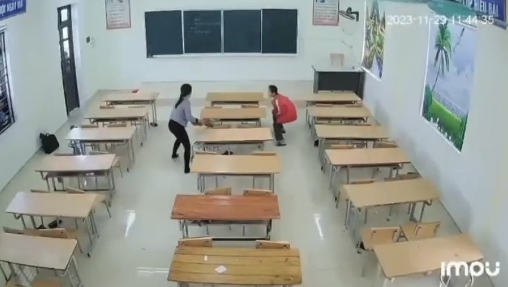Tuyên Quang: Xuất hiện thêm clip cô giáo cầm dép đuổi đánh cả lớp - 2