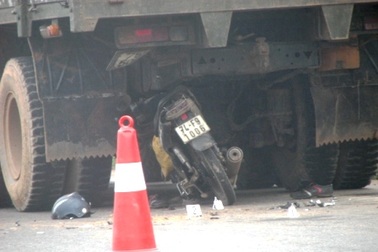 Lao xe máy vào gầm xe tải, 1 thanh niên bị thương rất nặng 