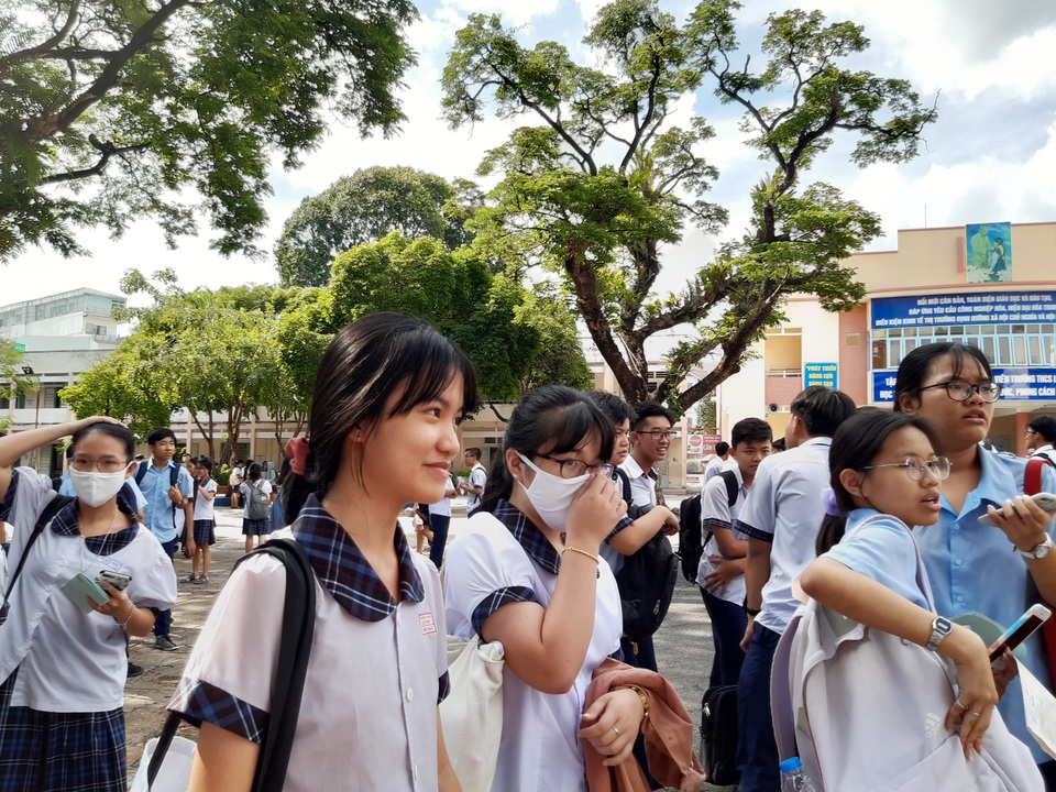 Thi lớp 10 tại TPHCM: Thí sinh thoải mái sau buổi thi Ngoại ngữ - 1 Thi lớp 10 tại TPHCM: Thí sinh thoải mái sau buổi thi Ngoại ngữ - 1
