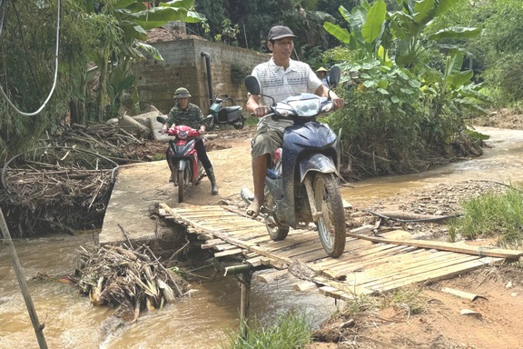 Cầu tre bị lũ cuốn trôi, chủ tịch xã ở Lào Cai kêu gọi xây cầu mới giúp dân