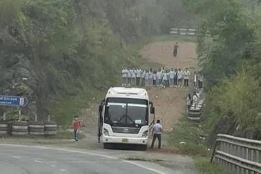 Dàn hàng chụp ảnh trên đường lánh nạn: Thiếu hiểu biết hay liều mạng?