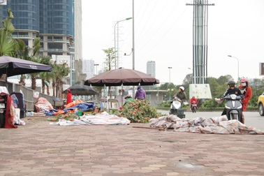 Hà Nội: Lấy mác "giải cứu nông sản" để chiếm vỉa hè nhiều tuyến phố