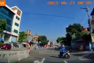 "Nữ ninja" rẽ không quan sát bị ô tô đâm ngã