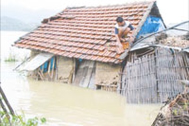 Phú Yên, Khánh Hoà ngập trong lũ dữ