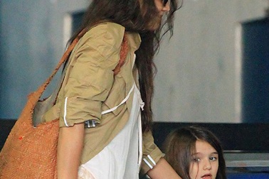 Mẹ con Katie Holmes gặp tai nạn giao thông 