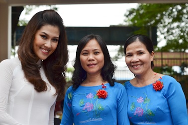 Siêu mẫu Thu Hằng áo trắng tinh khôi thăm lại trường xưa