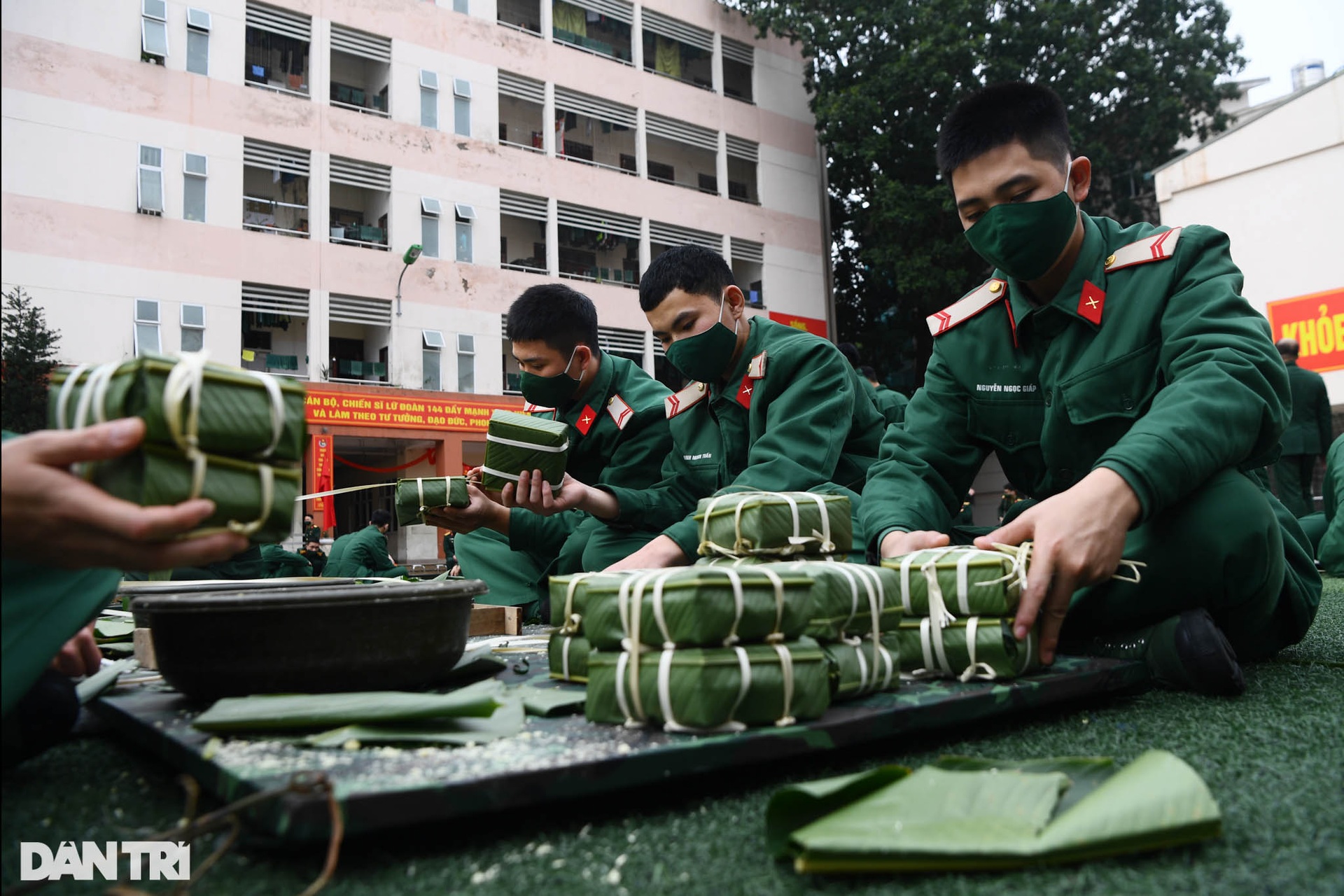 Các chiến sĩ Lữ đoàn Cận vệ trổ tài gói bánh chưng đón Tết - 5 Các chiến sĩ Lữ đoàn Cận vệ trổ tài gói bánh chưng đón Tết - 5