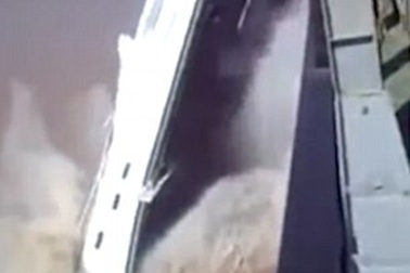 Khoảng khắc du thuyền triệu đô chìm nghỉm xuống nước