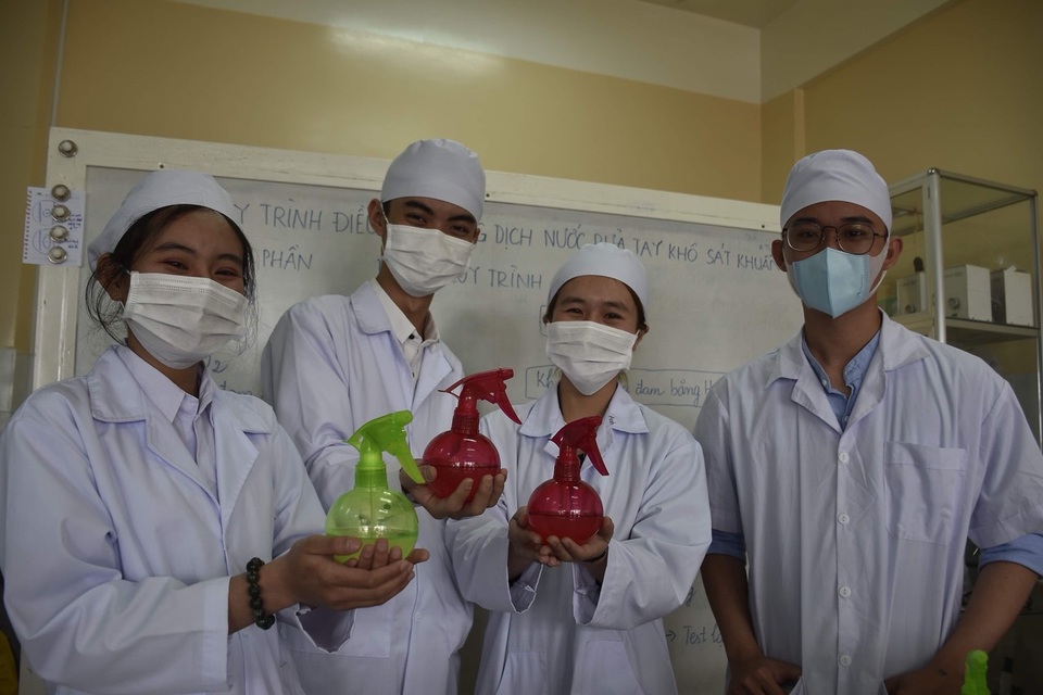Các trường sản xuất nước rửa tay, khẩu trang tặng người dân phòng dịch - 3 Các trường sản xuất nước rửa tay, khẩu trang tặng người dân phòng dịch - 3