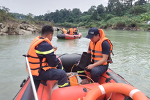 Vụ xe chở du khách lao xuống sông: Tìm thấy thi thể tài xế