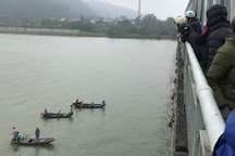 Huy động thuyền tìm kiếm người phụ nữ nhảy cầu Bến Thủy