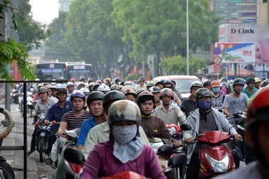 Ngày thứ 2 cấm đường tại TPHCM: Vẫn khốn đốn vì kẹt xe 