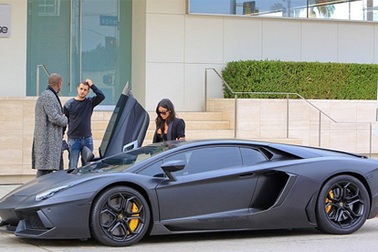 Vợ chồng cô Kim lái siêu xe ra phố