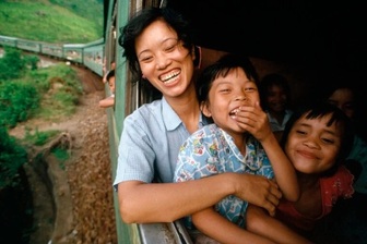 Gặp lại cô gái Việt trong ảnh năm 1990 trên cuốn sách nổi tiếng toàn cầu