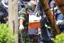 Hình ảnh nhói lòng từ cuộc tìm kiếm nạn nhân vụ nổ sập nhà