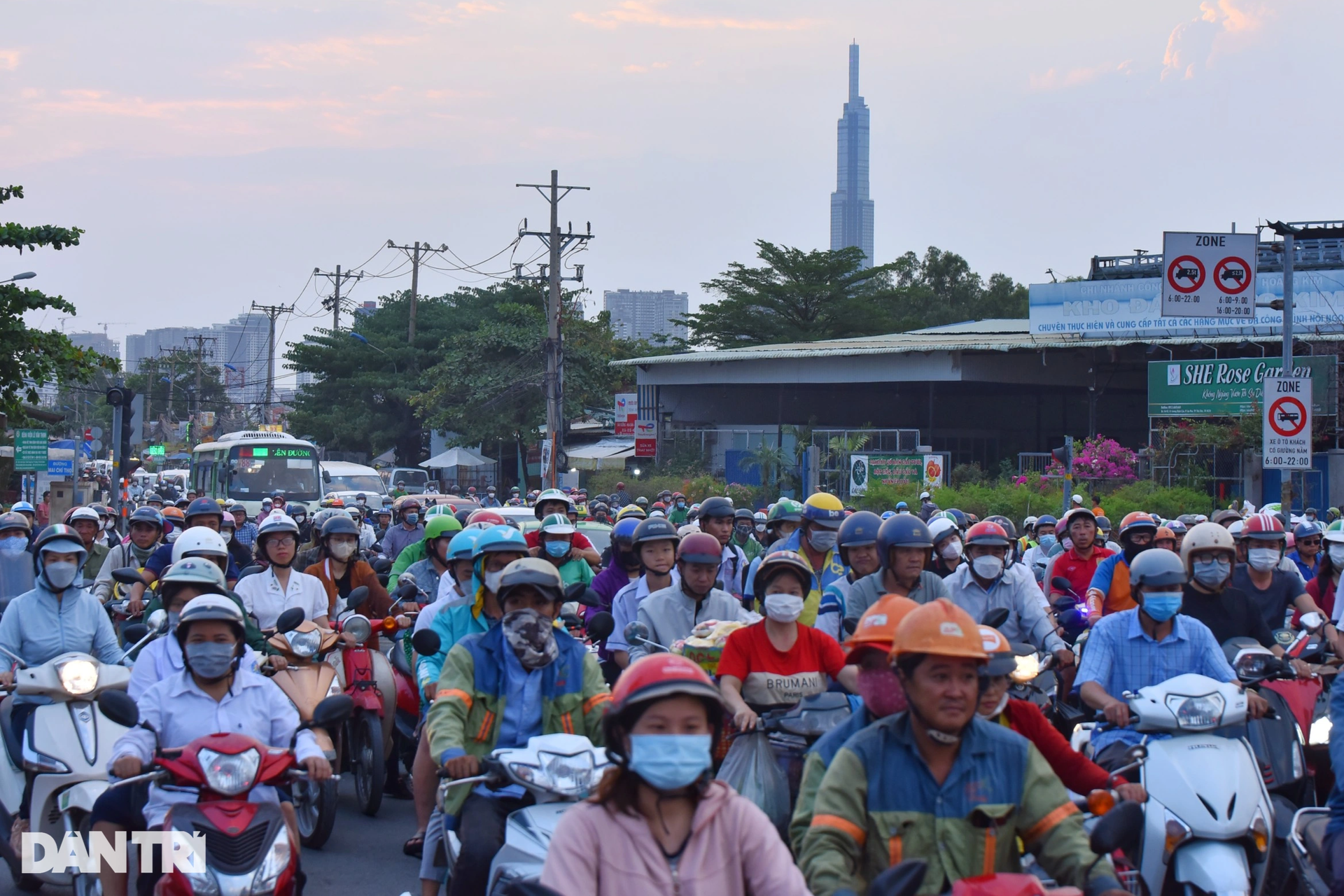 Nhiều tuyến đường ở TPHCM kẹt cứng do người dân nghỉ Tết Tây sớm - 2 Nhiều tuyến đường ở TPHCM kẹt cứng do người dân nghỉ Tết Tây sớm - 2