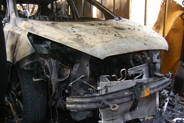 6 xế hộp cháy rụi trên xe rơ-moóc