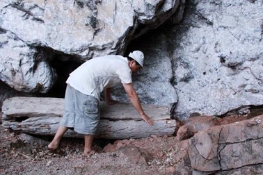 Cỗ quan tài cổ trên vách đá và lời nguyền bí ẩn