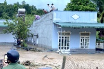 Lũ ập về, dân leo mái nhà lánh nạn, đồi nứt dài hàng chục mét