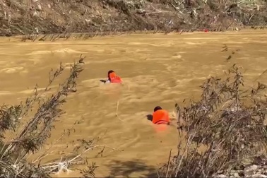 Cảnh sát PCCC&CNCH vượt lũ nối cáp chuyển hàng cứu trợ nhân dân bị cô lập