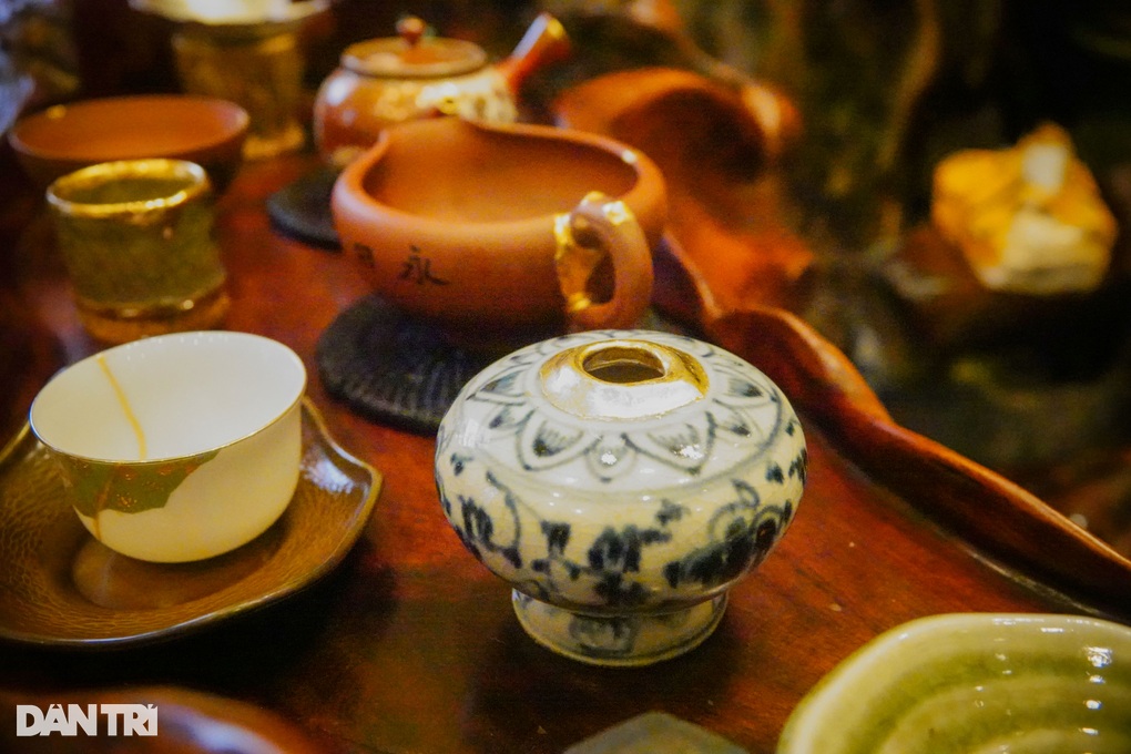 Người đàn ông dùng vàng hàn gắn kỷ vật, khách nườm nượp kéo đến - 2 Người đàn ông dùng vàng hàn gắn kỷ vật, khách nườm nượp kéo đến - 2