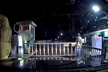 Cô gái bất ngờ bị lột mất áo khoác trong tình huống "khó đỡ"