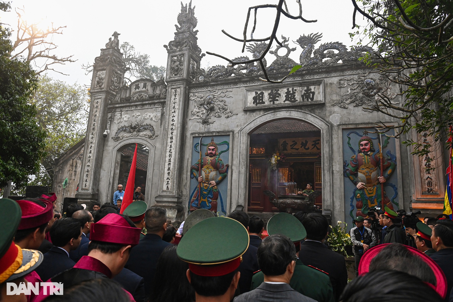 Chủ tịch nước Lương Cường cùng nhân dân dâng hương các Vua Hùng - 6 Chủ tịch nước Lương Cường cùng nhân dân dâng hương các Vua Hùng - 6