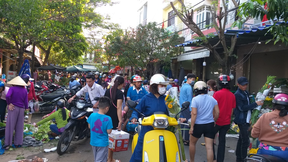 Đà Nẵng: Nhộn nhịp phiên chợ Tết ngày cuối năm - 1 Đà Nẵng: Nhộn nhịp phiên chợ Tết ngày cuối năm - 1