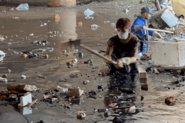 Nhóm bạn trẻ Hà Nội ngâm mình vớt rác hàng giờ dưới dòng kênh đen kịt