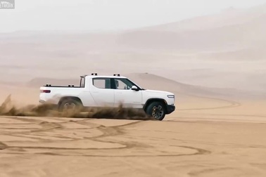 Cận cảnh xe bán tải điện Rivian R1T