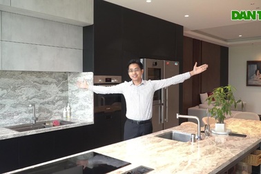 Căn bếp công nghệ của "anh chồng ngoan", đến giá bát cũng tự động