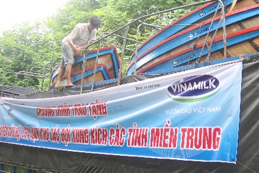 Vinamilk trao tặng thuyền cứu hộ cho người dân miền Trung